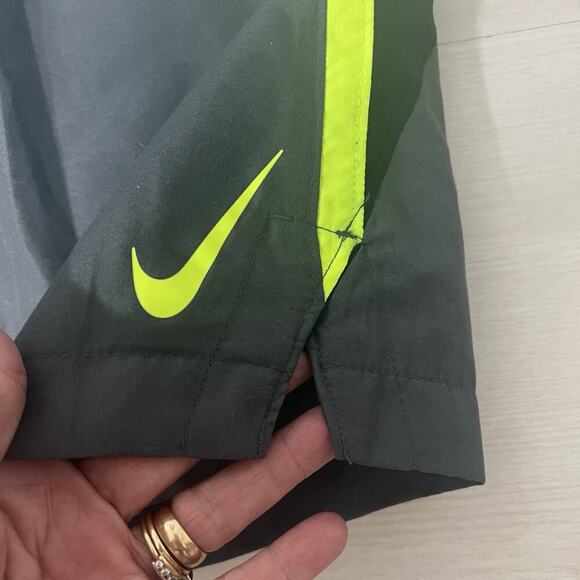 Nike Swim Trunks Men’s Size XL Gray Green Accents Lined Pockets Drawstring Waist - Picture 4 of 11